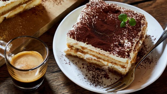 thưởng thức tiramisu