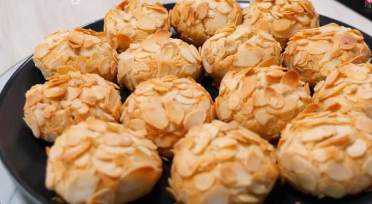 Bánh quy hạnh nhân Almond-coated round cookies on plate