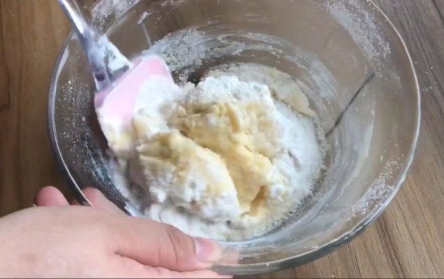 trộn bột bánh kèm với trứng Mixing dough in a glass bowl