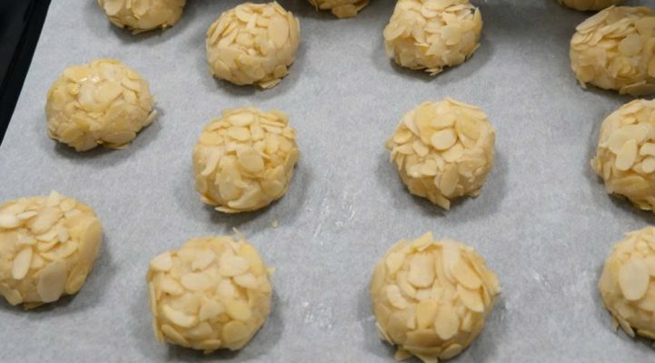 tạo hình bánh đặt lên khuôn Almond-coated cookie dough balls