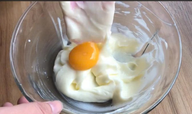 trộn bột bánh kèm với trứng trộn bột bánh